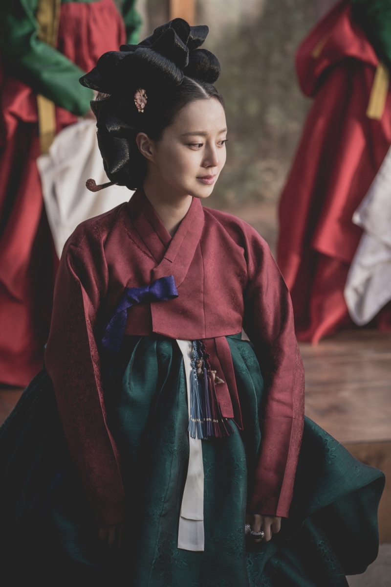 Moon Chae-won is set to meet theater audiences in two years with the film Fengshui (directed by Park Hee-gon).Fengshui is a work that depicts the confrontation and desire of those who want to occupy the genius of Park Jae-sang and Wang Yi who can change the fate of human beings by pointing to the energy of the earth.Moon Chae-won, who debuted in 2007, gained recognition in the drama The Flower Garden of the Wind (2008), capturing viewers eyes at once with his simple appearance and stable acting skills.In the movie The Final Armed bow (2011), he also won the 32nd Blue Dragon Film Award and the 48th Daejong Award for Best New Actress for character expression that enhances immersion.Moon Chae-won focuses attention on the return of historical dramas seven years after the Princess Man and Final Armored bow through Fengshui.Moon Chae-won will be attracted to the audience by expressing the first parasitism hidden in the veil with a character with a bold appearance and bold spirit.In addition, the first line appears as a person coming and going between Park Jae-sang (Cho Seung-woo), Heung-sun (Ji-sung), Kim Jwa-geun (Baek Yoon-sik), and Kim Byung-ki (Kim Sung-kyun), raising curiosity about the story.The first line, which is wearing a red hanbok and making a meaningful expression behind a subtle smile, is not only gorgeous and attractive to show as a parasitism, but also curious about his identity.Moon Chae-won said, I have been shooting for a long time and I have been shooting with joy. I was worried about how to show the most interesting and character well because the first line is a person who hides something.In addition, Ji Sung, who plays Heungsun, said, I was surprised to see him acting with his own authenticity.I was thinking that I could act with such immersion. Park Hee-gon, who directed the director of Fengshui, said, Moon Chae-won was also in the historical drama.Even though the shooting was crowded in a short period of time, everything was perfect, such as eyes, tone, and acting attitude. Fengshui is scheduled to open on Chuseok.