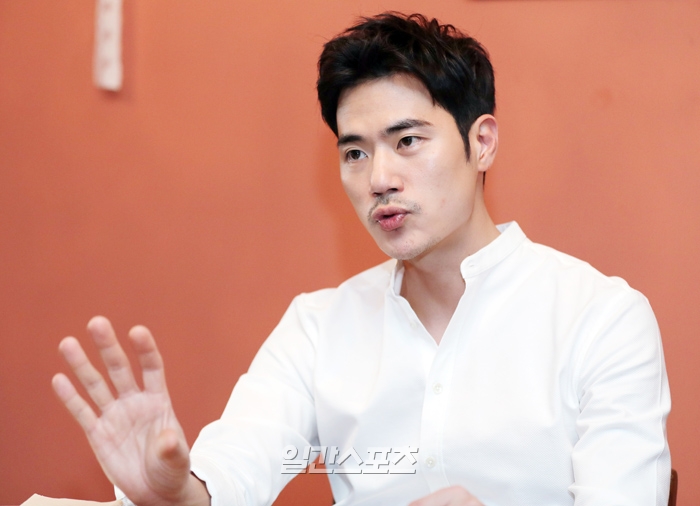 Actor Kim Kang-woo, 40, has come out of the world.He entered his debut 17 years car and met a life character in the MBC Weekend drama Deryl Husband Ojakdu; the city man Image broke.The appearance of a pure rural youth that was not asked made the Weekend home theater heart-throbbing; another challenge is attempted in the second half of this year.In order to get closer to the fans, he decided to appear on TVN Will it work locally and will go on his debut fixed entertainment.In the hot summer, she is sweating and concentrating on filming in China. It was not long before Kim Kang-woo started to pass on her work and Acting.He confessed to falling into a deep slump and not knowing the fun of Acting for 15 years.Two years ago, he breathed directly with the audience through the stage of the play Hamlet, realized the true taste of Acting and had enthusiasm for his work.Now, I want to run without rest until I am seventy years old, he said.- What do you usually do when you do not work. If you say long term, it is about 10 days, but I travel a lot.It seems like a celebrity is a colorful fun, but if you look closely, there is nothing. If you do not work, it is a white man. - Im still in the cleaning. I like clean things. But I can not clean them because I do not have energy these days.I try to be clean, though. I dont love cleaning. But its not nice to be clean. Mother, I think my father was influenced by them.- When Im off work, I do my own care. I cant. (Laugh) I have to do it when Im late, but Im lazy and I cant get up early.I make food. Not good, but I think men cook, and the atmosphere in the house is better. So when youre home, you make food.Theyre simply grilled meat, theyre shabushabu, theyre fried, theyre spaghetti-oriented, and they like the dishes that Father does, because theyre easy to do.- Son two would be a raucous one. Im full of energy. Its hard. My room is off limits.(Children) come in, but they dont let me in, and Im going to see movies, sports, books, scenarios in that room, and I think I need one of those spaces.I need time alone.- What kind of father is it for children. Its a tough father. I dont see it if you behave. boys.So there are things that are scary.I write to my wife often. I dont write very well (laughing) because I dont have time to do it, because I only sleep for a while and get home badly.So when I do not work, I think I should do well, and I try to do it, because it would have been hard to see two children alone. - Im nine years married. Im blunt and silent. I usually listen to my wife. I dont think theres a difference between male and female roles in the family.I think we should share housework and raise children together, but I think Father has a role to play and a role to play.So I do not think I should interfere with what my wife does. - When my wife is most beautiful. It is pretty to see her children. I think she would have been angry because she was hard, and she would have fallen away.Thank you.- The fame of entertainer family (Two Sisters In Law actor Han Hye-jin and East-West soccer player Ki Sung-yueng) will also be burdensome at times.But if you look at this too, theres actually nothing like it (laughs): it doesnt happen much because we get together at the holidays, we eat, we meet occasionally, and our family gets together.- What kind of east-west was Ki Sung-yueng. He fired coffee tea. Thank you. He cared a long way. He was actually a fan of his friend.Ive watched games a lot, I like watching soccer, so I took care of it every week if nothing happened, so I was embarrassed when I said I was marrying Two Sisters In Law, I was surprised.>3 ContinuePlace: Garosu-gil Table One