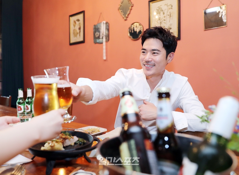 Actor Kim Kang-woo, 40, has come out of the world.He entered his debut 17 years car and met a life character in the MBC Weekend drama Deryl Husband Ojakdu; the city man Image broke.The appearance of a pure rural youth that was not asked made the Weekend home theater heart-throbbing; another challenge is attempted in the second half of this year.In order to get closer to the fans, he decided to appear on TVN Will it work locally and will go on his debut fixed entertainment.In the hot summer, she is sweating and concentrating on filming in China. It was not long before Kim Kang-woo started to pass on her work and Acting.He confessed to falling into a deep slump and not knowing the fun of Acting for 15 years.Two years ago, he breathed directly with the audience through the stage of the play Hamlet, realized the true taste of Acting and had enthusiasm for his work.Now, I want to run without rest until I am seventy years old, he said.- What do you usually do when you do not work. If you say long term, it is about 10 days, but I travel a lot.It seems like a celebrity is a colorful fun, but if you look closely, there is nothing. If you do not work, it is a white man. - Im still in the cleaning. I like clean things. But I can not clean them because I do not have energy these days.I try to be clean, though. I dont love cleaning. But its not nice to be clean. Mother, I think my father was influenced by them.- When Im off work, I do my own care. I cant. (Laugh) I have to do it when Im late, but Im lazy and I cant get up early.I make food. Not good, but I think men cook, and the atmosphere in the house is better. So when youre home, you make food.Theyre simply grilled meat, theyre shabushabu, theyre fried, theyre spaghetti-oriented, and they like the dishes that Father does, because theyre easy to do.- Son two would be a raucous one. Im full of energy. Its hard. My room is off limits.(Children) come in, but they dont let me in, and Im going to see movies, sports, books, scenarios in that room, and I think I need one of those spaces.I need time alone.- What kind of father is it for children. Its a tough father. I dont see it if you behave. boys.So there are things that are scary.I write to my wife often. I dont write very well (laughing) because I dont have time to do it, because I only sleep for a while and get home badly.So when I do not work, I think I should do well, and I try to do it, because it would have been hard to see two children alone. - Im nine years married. Im blunt and silent. I usually listen to my wife. I dont think theres a difference between male and female roles in the family.I think we should share housework and raise children together, but I think Father has a role to play and a role to play.So I do not think I should interfere with what my wife does. - When my wife is most beautiful. It is pretty to see her children. I think she would have been angry because she was hard, and she would have fallen away.Thank you.- The fame of entertainer family (Two Sisters In Law actor Han Hye-jin and East-West soccer player Ki Sung-yueng) will also be burdensome at times.But if you look at this too, theres actually nothing like it (laughs): it doesnt happen much because we get together at the holidays, we eat, we meet occasionally, and our family gets together.- What kind of east-west was Ki Sung-yueng. He fired coffee tea. Thank you. He cared a long way. He was actually a fan of his friend.Ive watched games a lot, I like watching soccer, so I took care of it every week if nothing happened, so I was embarrassed when I said I was marrying Two Sisters In Law, I was surprised.>3 ContinuePlace: Garosu-gil Table One