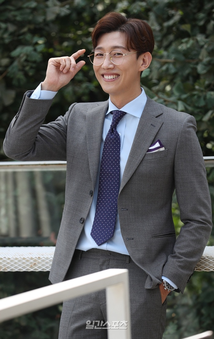 Kang Ki-young played Park Yoo-sik, the best friend of Park Seo-joon (Lee Young-joon), in the TVN drama Why is Secretary Kim doing that which ended on the 26th of last month.Knowing Park Seo-joon better than anyone, he offered generous advice and claimed to be a cupid connecting Park Seo-joon and Park Min-young (Kim Mi-so).Above all, Park Seo-joon and the dainty bromance added to the richness of the original, and the evaluation that it has moved the fun of the original was finished.It follows in Interview 1.- Its been 10 years since I started acting. Its a job that gives a lot of attention to the public.The more you do, the more attention you get, the more careful you are. The rashly-tucking out seems to calm down. It seems to grow.-Camping has been going recently. I didnt have time to go straight into filming. I think its going to be difficult this year.It is a hard time, but there is no facility and it seems to be pioneering something, so it is good to have such a place, but nowadays it seems to find a space where you can rest more comfortably. - Love. Ive been in town for over two years. I dont think about marriage. Ill see you someday. My age is 36.The enemy is not ageing himself, he thinks, meeting responsibly, GFriend is a non-entertainer of three years younger.- GFriends reaction to the Kim story... I think I met the character very well. It was a great help for me.When I decided to play. I did three to enter college. In 2003, I went to the entrance examination school and entered the theater and film department of Suwon University.In 2008, I was off school because I wanted to go to society. I started acting in 2009 because I had to leave school and then I started to spread my profile.There was no knowledge, and there was a lot of passion. Many people were so beautiful at that time.I was contacted to come to audition at the advertising agency, and there was a person who worked for the theater production company among the seniors of the school, so I joined with his help. Two years ago, I said, charter-funded loans are a dream: I still have homework. I recently moved from One Room to One Room, which has become a more script-seeking pleasant environment.Its the more grown Feelings, but Ill work harder in the future and achieve my dream of chartering.Suddenly, she became a full-time housewife. Shes a member of the Womens Association. Shes working with the director.It is a spy comedy, but the spy is going to be done by So Ji-seop, and the comedy is going to be done by my womens association. - What will be the next 10 years? I want you to feel interested in the pleasant environment and be excited.I imagined how good it would be to be able to enjoy the Pyeongchang Olympics just 10 years ago, because I was able to enjoy the Pyeongchang Olympics comfortably.This time I actually went to Pyeongchang and watched hockey games comfortably: 10 years ago, my troubles had satisfactory results 10 years later; I will try to be satisfied with the next 10 years.- What kind of work does Secretary Kim want to remember? I hope it will be a healing work for viewers. It is a comic book that can be seen so easily.I heard a lot of such things, and I was depressed, but after seeing it, I was healed a lot. - Season 2 is not there. I do not think I have heard about Season 2 because I have a Web toon.It seems to be fun to talk about the story after the marriage of Young Jun and smile. -Drama met Jo Jung-suk, who co-worked in Oh My Ghosts. The movie Exit also got involved.This year, I think Ill pass by soon if I shoot Terius behind me and Exit. It was nice to meet Jo Jung-suk again on Exit.I met Reading Day and I saw me and said, Look, I knew it would be great! and it was a pleasant compliment: It was a boost.- In other countries, there was a lot of interest in Kim Secretary. Is there a desire for Korean Wave star? Overseas fans definitely gave me a lot of SNS followers.I think theyre giving a lot of fans who like Park Seo-joon. Theyre cheering me up in Chinese or Arabic. Surely theres an increase in overseas fans.If there is awareness abroad, there is enough mind to expand the area. - If there is an actor who dreams of romance. I want to try romance with Park Bo-gum.Its good to stand next to Park Bo-gum and be a squid because he has a lot of misfortune and good personality. (laughs)I want to be a familiar actor like now. I can not imagine anything like this, or become a Korean star.I hope it stays like this.