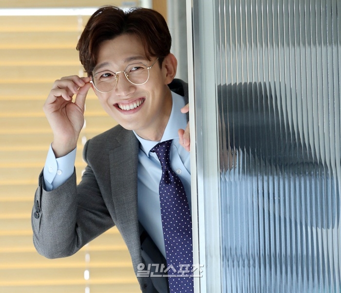 Kang Ki-young played Park Yoo-sik, the best friend of Park Seo-joon (Lee Young-joon), in the TVN drama Why is Secretary Kim doing that which ended on the 26th of last month.Knowing Park Seo-joon better than anyone, he offered generous advice and claimed to be a cupid connecting Park Seo-joon and Park Min-young (Kim Mi-so).Above all, Park Seo-joon and the dainty bromance added to the richness of the original, and the evaluation that it has moved the fun of the original was finished.- In the end, he said, I have no idea what is actually over because I am shooting, but I am busy because I am still shooting, but I feel a little different because Drama is so good.Its changed what the public recognizes - it seems to have a bit more awareness.- I thought it would be so good. I thought it would be good, but I did not know it would be so good.I thought the original was limited because of the original, but it was more fun because there were many interesting situations added.The original was also popular, but I think Drama was a bit richer in terms of character.- Onerya has become a buzzword. I was in the script, but I repeated the reading day and the artist became a title for Like for Likes.I thought it was unreasonable for this kind of thing, but I was glad to be like for Likes. -The co-work with Park Seo-joon. It was hard because there was not much reaction from Young-jun at first. I had to exchange it alone.- The main characters and Chemie are stuck. Whats the secret? I think we should get close to people.When you read, you have a dinner, so you get a little more friendly at that place, so you try to get friendly.I feel like Chemie did not fit well because I make it comfortable as usual. There was a love line with Seo Hyo-rim: I wish the situation had been drawn a little more, but Im glad it was so expressed.- How did you decide to appear in this work? After Fighting Ghosts, I had a relationship with Park Jun-hwa and went camping together.Theres a role you might be able to play. Think about it. I thought I could come back and watch Webtoon.The original character itself was also characterized by many things to use, so it seemed easy to match the synchro rate.- Comic roles seem more familiar. I feel familiar because I have done a lot of things. So I am relatively curious about the villain.I wonder how to express the villain, and the bishop who wants that color is experimenting, but he is waiting for such a bishop. - No problem with role or image fixation. If not, it is a lie. I try to feel comfortable.I will be an actor for a long time. If I get another chance in the middle, I will work hard again. - Kim Ye-won co-work. Its so funny in the play, but the friend Kim Ye-won himself was so pleasant and bright, and it was a feeling-good style.>>Interview2