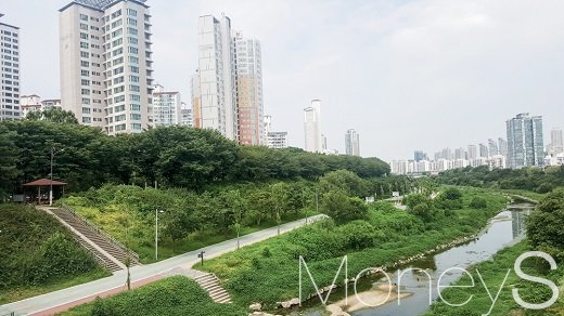 신도림동의 한 아파트단지와 도림천. /사진=김창성 기자