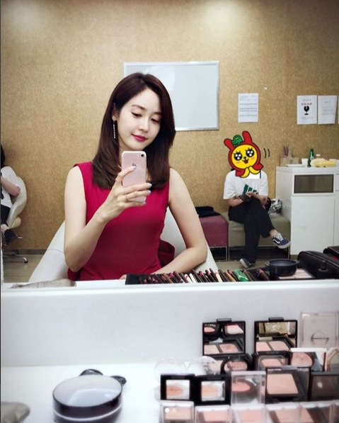 Actor Sung Yu-ri from Group Finkle showed off her beauty during the show.Sung Yu-ri posted a picture on his instagram on August 2 with an article entitled Its hot.Inside the photo was a picture of Sung Yu-ri with her hair trimmed; Sung Yu-ri is taking a selfie in a colorful costume.Sung Yu-ris still-right skin and large round eyes attract Eye-catching.Twenty years after his debut, Sung Yu-ris skin is attractive.The fans who responded to the photos responded such as You are getting pretty with your glass sister, I am hot but my beauty is in the middle of ten days and I am so beautiful.delay stock