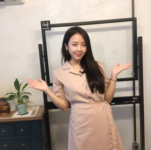 Ye-won has revealed a youthful current situation.Ye-won uploaded a picture to her Instagram on August 2 with the caption: Whats Pose?Inside the picture is a picture of Ye-won posing while watching the camera. The more beautiful beauty attracts Eye-catching.Hwang