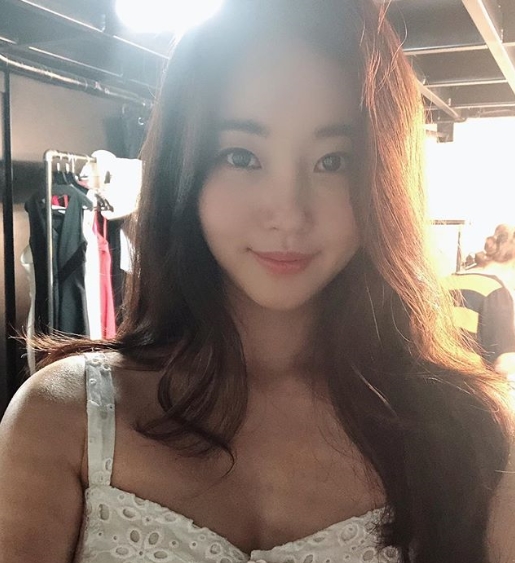 Kim Sa-rang boasted about the Beautiful looks of her preservative.Actor Kim Sa-rang posted a picture on his instagram on August 3 with an article entitled The Best Resort is Studio!The photo shows Kim Sa-rang, who visited the set. Kim Sa-rangs angelic Beautiful looks in white sleeveless catches the eye.kim myeong-mi