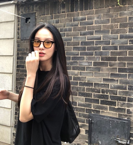 Lee Joo-yeon boasted an extraordinary fashion sense.After School native Actor Lee Joo-yeon posted two photos on her Instagram account on August 3.The photo shows Lee Joo-yeon posing naturally outdoors; Lee Joo-yeon, who digests any fashion like a prick, catches the eye.kim myeong-mi
