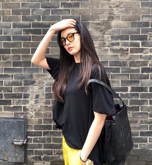 Lee Joo-yeon boasted an extraordinary fashion sense.After School native Actor Lee Joo-yeon posted two photos on her Instagram account on August 3.The photo shows Lee Joo-yeon posing naturally outdoors; Lee Joo-yeon, who digests any fashion like a prick, catches the eye.kim myeong-mi