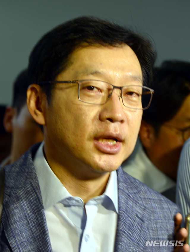 【창원=뉴시스】강경국 기자 = 김경수 경남도지사가 3일 오전 경남도청에 출근하며 기자들의 질문에 답하고 있다. 2018.08.03. kgkang@newsis.com