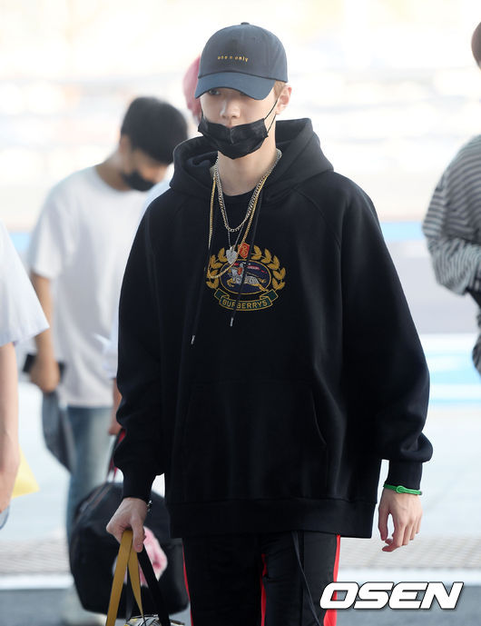 Wanna One Lai Kuan-lin is leaving for Bangkok, Thailand, via the Incheon International Airport on the morning of the 3rd to attend overseas performances.