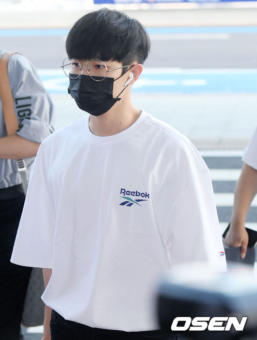 Wanna One Kim Jae-hwan is leaving for Bangkok, Thailand, through Incheon International Airport on the morning of the 3rd.