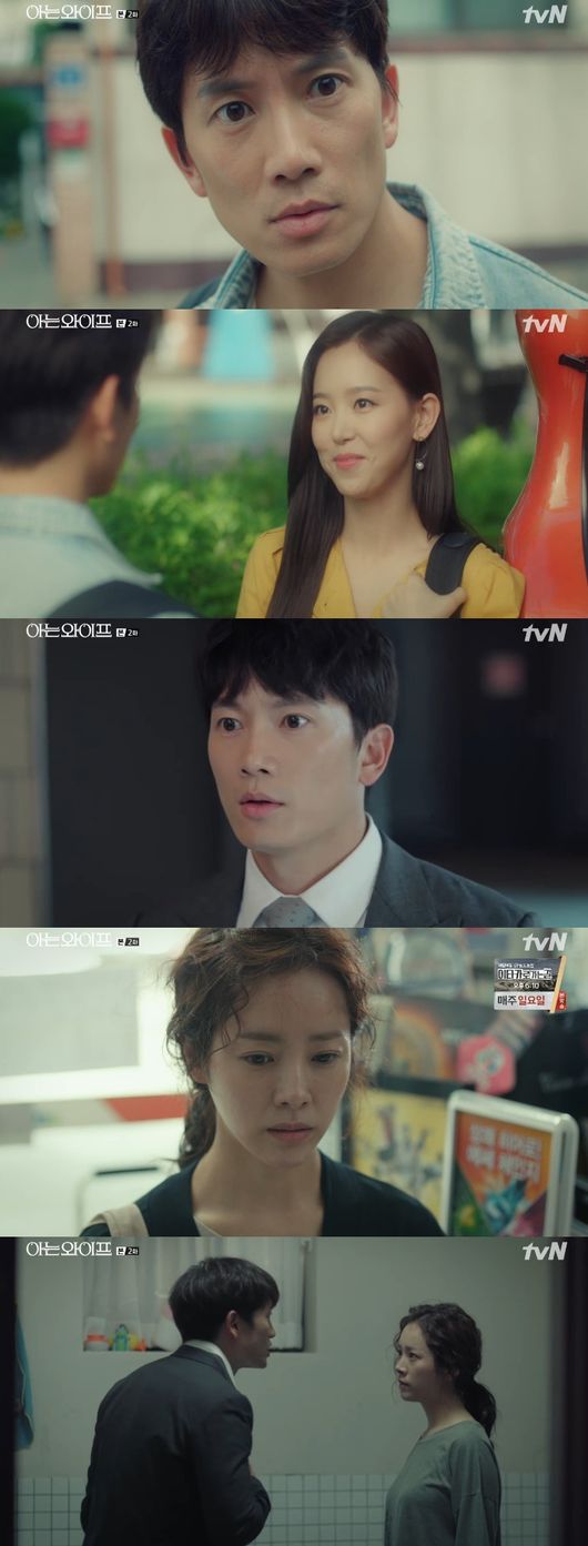 The number of knowing wife Ji Sung, who returned to the past, worked properly.Han Ji-min and Kang Han-Na were completely thrown off the shadow of Confession Couple, which was pointed out to be similar due to the impact development that changed.In the second episode of TVNs new tree Drama Knowing Wife (playplayplay by Yang Hee-seung/director Lee Sang-yeop), which was broadcast on the last 2 days, Ju-hyuk (Ji Sung), whose wife changed from Woojin (Han Ji-min) to Kang Han-Na, was portrayed.On this day, Juhyuk returned to the day 12 years ago when he changed his fate, but he came back to reality and decided it as a dream.He felt a lot of trouble at home at home, and he bought a used game machine that he considered to be the only thing in life, and he was delighted to hide it in his house without knowing Woojin.But Woojin was getting tired of the hard reality.Ju-hyuks promotion to head the team was urgent to bring his mother (Lee Jung-eun), who has become severely dementia-stricken, to a nursing hospital, but Ju-hyuk, who was distracted by the game machine, was pushed out of promotion due to his work.To make matters worse, Woojin discovered a new game machine of Joo Hyuk, and the conflict between the two exploded. Joo Hyuk ran away from home, saying, It is harder to deal with my wife than my customers. He realized that it was not a dream to return to the past.Ju-hyuk, who went to the past, did not help Woojin, a high school student, but instead ran to Hye-won, a first love.After returning to reality, there was Hye-won, not Woojin, next to Joo-hyuk, and Woojin also appeared as a dignified woman running the Han River, not a working mother in reality.Knowing wife who focused attention on the impact of the wife changed on this day.After the first broadcast, the drama, which was pointed out that the couple who had been in conflict had similarities with the Confession Couple due to the time slip and the setting of First Love,Especially, Knowing Wife is a realistic story that stimulates empathy, a careful production that stimulates emotions, and Ji Sung, Han Ji-min, and Kang Han-Na, who freely cross the present and past, are giving a sense of immersion that can not be taken away for a moment.So, the question of what results will be brought about by Ji Sung, who chose Kang Han-Na rather than Han Ji-min, and the future development is rising.Capture a TV screen for Knowing Wife