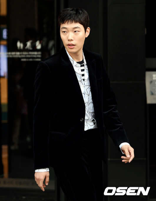 A Snickers brand photo call was held at Shinsegae Department Store Gangnam in Seocho-gu, Seoul on the afternoon of the 3rd.Actor Ryu Jun-yeol is attending and shining his place.