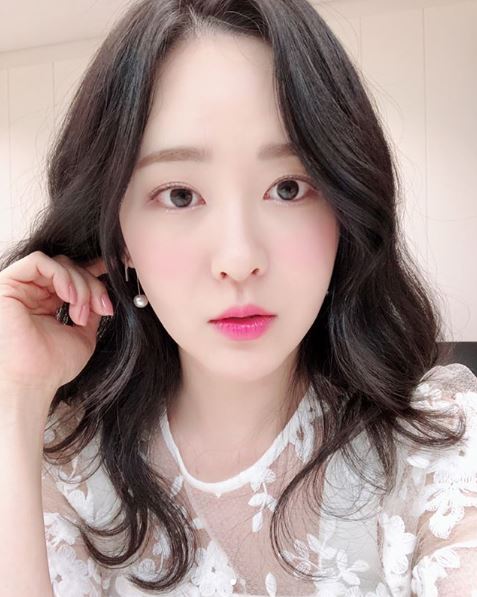 After School actor Yoo So-young boasted flawless skin.Yoo So-young posted two photos on his Instagram on the 3rd without any comment.In the public photos, Yoo So-young, who took a selfie with pink makeup, was included.Yoo So-youngs baby face and flawless honey skin catch the eye.In addition, the white floral top doubles the purity of Yoo So-young.Meanwhile, Yoo So-young turned to actor after leaving After School in 2009 for health problems.Yoo So-young acknowledged the fact that he was a professional golfer in June and is in public devotion.PhotoYou So-youngSNS