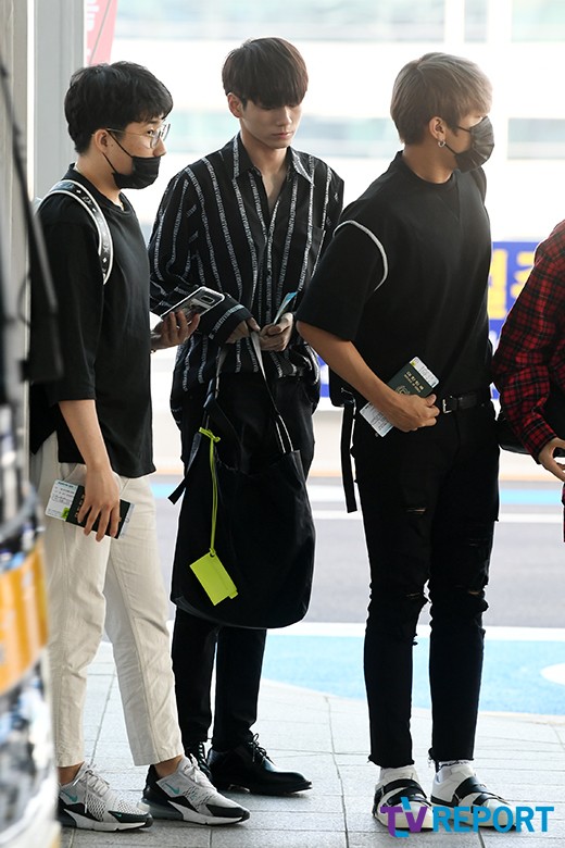 Ong Seong-wu and Park Woo-jin of the group Wanna One left for Bangkok, Thailand, via the Incheon International Airport Terminal #2 on the morning of the 3rd.