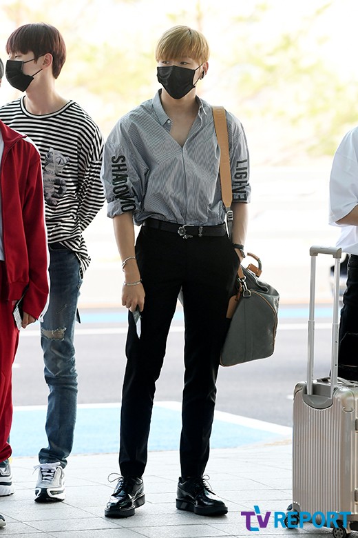 Kang Daniel of the group Wanna One left for Bangkok, Thailand, on the 3rd morning, through the Incheon International Airport Terminal #2 to attend overseas schedules.