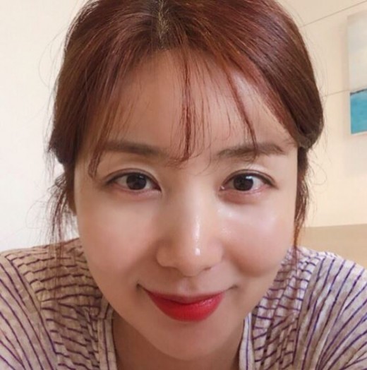 Actor Park Sol-mi has revealed a surprise close selfie.Park Sol-mi posted a picture on Instagram on the 3rd with an article entitled Ihihihihi # burdensome #Goognight.Park Sol-mi reveals close selfie that is not easy as an ActressIt is almost the first time that Park Sol-mis Selfie has been taken so close to it, and Park Sol-mi in the picture shows off her flawless skin and humiliating beauty.Fans were surprised, but they also responded with admiration, saying they were beautiful.Meanwhile, Park Sol-mi appears on the SBS entertainment program Jungles Law in Sabah.