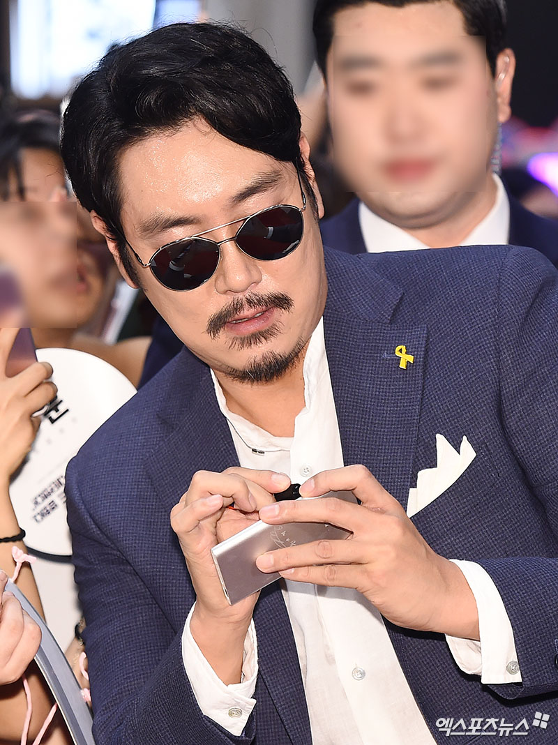 Actor Cho Jin-woong, who attended the movie Peafowl Red Carpet Event at Lotte Cinema World Tower in Shincheon-dong, Seoul on the afternoon of the afternoon, is responding to the fans request for sign.