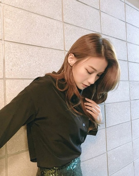 Actor Yoo In-young reveals beautiful side-by-sideYoo In-young posted a picture on his Instagram on the 3rd with an article entitled todays Sister must upload this photo.In the open photo, Yoo In-young is wearing a black blouse and looking down.Yoo In-young, who has down the Sight, reveals his nose and beautiful side, and draws Eye-catching.The fans who saw this responded such as It is so beautiful, It is the most beautiful among entertainers and Beautiful looks are enthusiastic.Yoo In-young appeared in MBC Drama Lets watch the sunset holding hands and losing which last May.Photo: Yoo In-young SNS