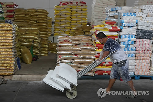 "美, 2천억달러 中수입품 관세율 10→25% 인상 계획" (베이징 EPA=연합뉴스) 미국이 2천억달러(약 224조원) 규모의 중국산 수입품에 추가 부과할 관세의 세율을 애초 계획했던, 10%에서 25%로 올리는 방안을 검토 중이라고 블룸버그통신이 1일 소식통들을 인용해 보도했다.       이들은 도널드 트럼프 대통령이 로버트 라이트하이저 美무역대표부(USTR) 대표에게 관세율을 25%로 올리도록 지시했다고 덧붙였다. 사진은 지난달 31일 중국 베이징의 곡물 도매시장에서 한 남성이 손수레로 곡물 포대를 나르는 모습.      bulls@yna.co.kr