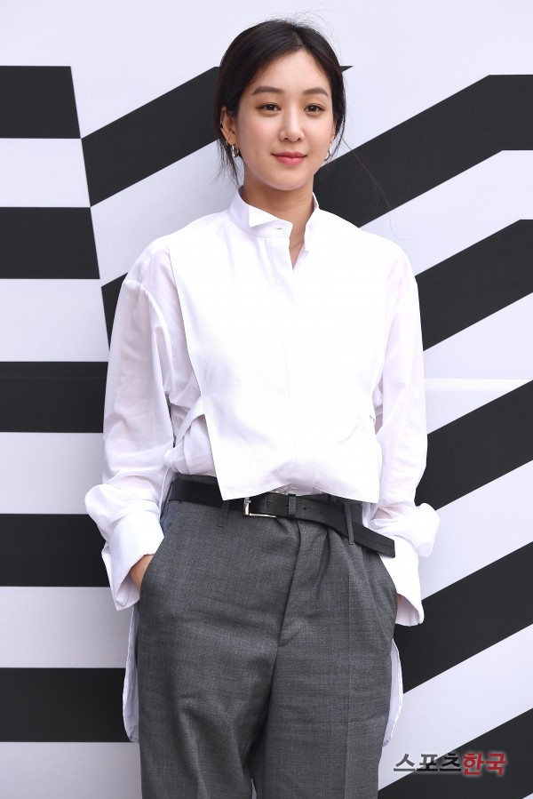 Jung Ryeo-won is attending the Golden Goose Deluxe brand Venice Foundation pop-up store opening event held at Gangnam branch of Shinsegae Department Store in Seoul on the afternoon of the 3rd.At the event, Jung Ryeo-won Ryu Joon-yeol Henry JiSoo and model Han Hye-jin Kim Won-jung Kwak Ji-young Kim Sung Hee attended the event.