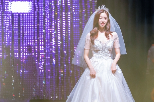 <p>Ham, Eun Jung foretells eerie reversal rice in purity.</p><p>KBS 2TV New monthly fire drama Lovely Lovely (Screenwriter Park Min-ju / Director Kang Min-gyeong) Side August 4 Boasting a million people love Transforming into a new Im Yoon-ah boasting a neat dress Ham, Eun Jungs steel cut was released.</p><p>Ham, Eun Jung is Philips official lover played by Park Shihu and undertook the role of a top star New Im Yoon-ah, an unwillingly attractive appeal. It is a mysterious actor who receives all her love regardless of age and sex in a pure atmosphere. However, behind a beautiful smiley person who can flip with a strong possessive possession of possession and jealousy for Philip. Oranuson (Son Ji-hyeon) Iran ridiculous woman appears, everyday begins to go crazy.</p><p>The appearance of Ham, Eun Jung, who boasts a doll visual and gorgeous dress in public photos, attracts eyes. The appearance of Ham, Eun Jung which brings an elegant atmosphere together with a beautiful smile is in the play, Im Yoon-ah character himself cowling the entertainment world. An aura that captures the stage with a strong presence stimulates curiosity.</p><p>The production team of Lovely Lovely says, Ham, Eun Jung is exactly digging in the reversing charm Im Yoon-ah character, becoming one of the people who adjust the tension of Lovely Lovely  We can expect Ham, Eun Jung s acting transformation to show another charm to Im Yoon - ah which has a cool back look, although it looks weak.  First broadcast on October 13 at 10 pm</p>