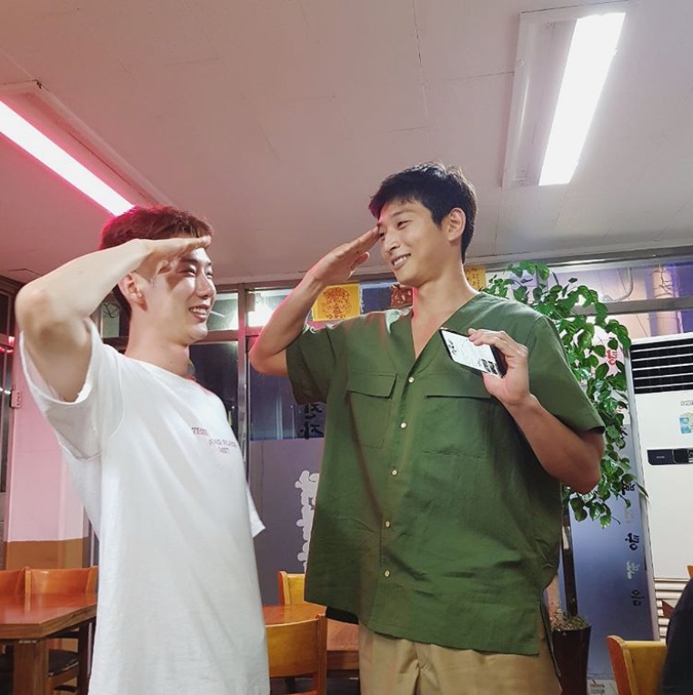Group 2AM leader Jo Kwon had a pleasant time with member Jinwoon ahead of his enlistment.Jo Kwon posted several photos on August 4 with a smiley expression emoticon on his instagram.In the photo, Jo Kwon, who plays Salute with Jinwoon, is included.In another photo, Jo Kwon is laughing with a soju bottle, and Jin-woon is watching Jo Kwon with his hat pressed like a military assistant.The friendly atmosphere of the two attracts Eye-catching.The fans who responded to the photos responded such as Loyalty! Bye, I will pray, I believe that I will do well as Jo Kwon in Army and 2AM praise.delay stock