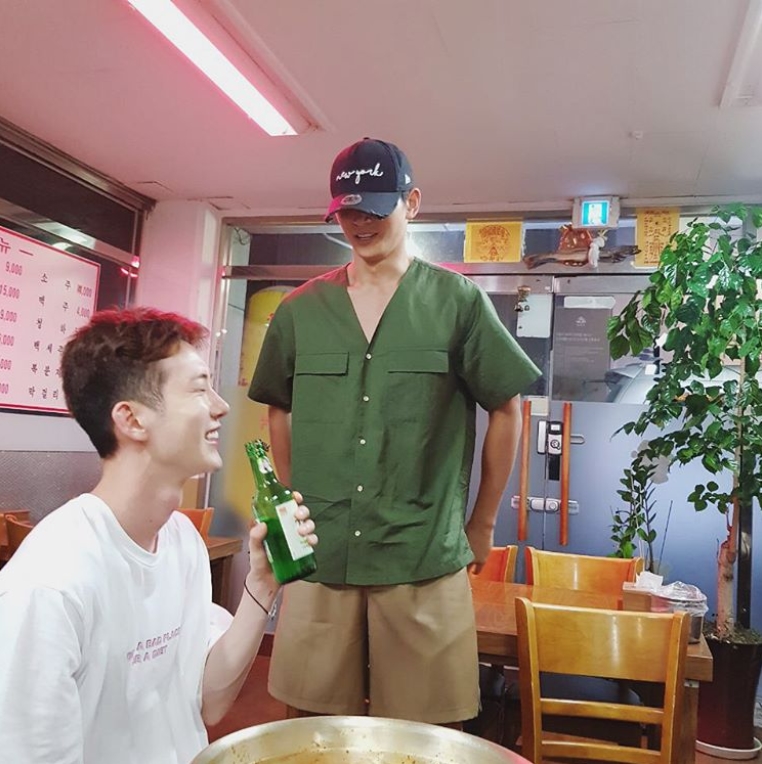 Group 2AM leader Jo Kwon had a pleasant time with member Jinwoon ahead of his enlistment.Jo Kwon posted several photos on August 4 with a smiley expression emoticon on his instagram.In the photo, Jo Kwon, who plays Salute with Jinwoon, is included.In another photo, Jo Kwon is laughing with a soju bottle, and Jin-woon is watching Jo Kwon with his hat pressed like a military assistant.The friendly atmosphere of the two attracts Eye-catching.The fans who responded to the photos responded such as Loyalty! Bye, I will pray, I believe that I will do well as Jo Kwon in Army and 2AM praise.delay stock