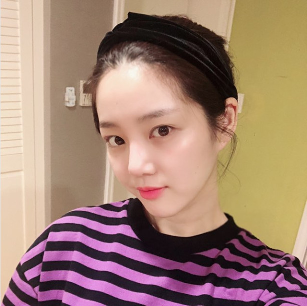 Actor Lee Yu-bis adorable current status has been revealed.Lee Yu-bi uploaded a picture to her Instagram on August 4 with the caption: Mul Mull.Inside the picture is Lee Yu-bi staring at the camera with her sparkling eyes, her tiny face and bleary honey skin catching her eye.The beauty that looks like mom Kyeon Mi-ri is impressive.Hwang