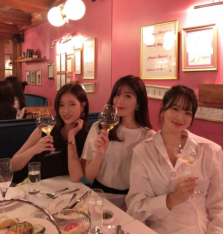 Duo Davichi Kang Min-kyung held a 29-year-old Birthday Party with the same member Lee Hae-ri and actor Im Soo-hyang.Kang Min-kyung posted a picture on his instagram on August 4 with an article entitled Thank you so much for all the people who celebrated their birthdays. Thank you. Im happy. Ill do better.The photo shows Kang Min-kyung, Lee Hae-ri and Im Soo-hyang holding wine glasses. Kang Min-kyung added sensual charm with white shirts. The beautiful appearance of the three people catches the eye.Fans who responded to the photos responded such as Happy Birthday, Wow Goddess play and Everything is pretty.delay stock