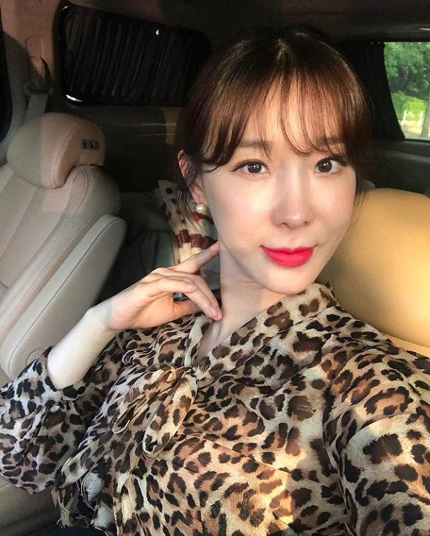 Lee Ji-hye showed off her beautiful beautiful lookLee Ji-hye wrote on her Instagram account on August 4, Even hot, its freezing in the car, its hot, if its raining fast.I posted a picture with the article Uhhung .Inside the picture is Lee Ji-hye staring at the camera in a leopard-print costume; the mother-to-bes watery beautiful looks are impressive.Hwang