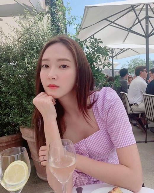 Jessica has revealed her current status.Jessica posted a picture on her Instagram on the 4th.Jessica in the picture is enjoying a leisurely seat in a restaurant, with an elegant atmosphere and unique beautiful looks.The netizens who watched this are responding such as The world is beautiful, Where is it? Envious life and The clothes are good.