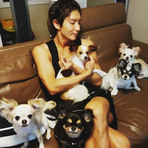 Actor Lee Joon-gi has revealed a joyful time.Lee Joon-gi posted a picture on his Instagram on the 4th with an article entitled Everything is gathered and all together.Lee Joon-gi in the picture is surrounded by Pet, a bright expression catching the eye.The netizens who watched this are responding such as I envy, puppy cute, puppy looks similar and cute family.