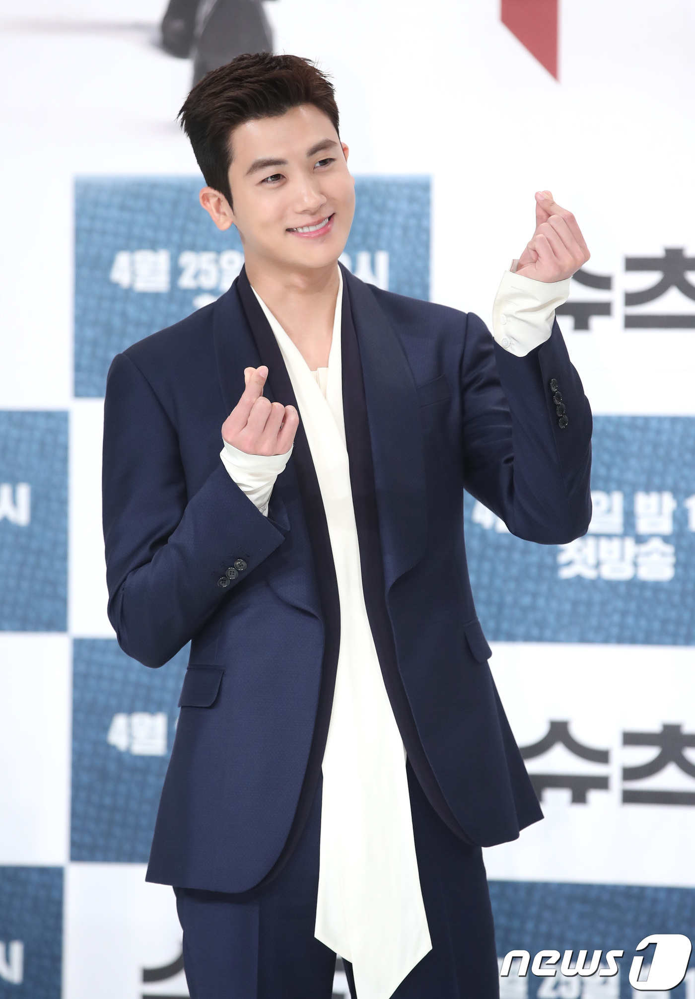 Park Hyung-sik has become a domestic model of Paparesurf after singer Kim Cheong-ha, whose contract expired.Paparesurf chose Pancheong in March as the Greater China model, which is emerging as the next generation rookie of Greater China as the pro-sister of top actress Fan Bingbing.Park Hyung-sik, who played Suits, acted as a paparazzi model on August 8thAccording to industry sources on Monday, Tori Kelly chose Park Hyung-sik as the head of the company to announce Paparessuffy and signed a contract with his agency, the United Artists Agency (UAA).UAA is an entertainment agency with Song Hye-kyo and young children. Paparesurf plans to promote and market Park Hyung-sik from 8th.Kim Han-gyun, 34, CEO of Tori Kelly, posted a photo of Park Hyung-sik and Paparesurfs representative products, Springbee Mask Pack and Gift Clearing Line, on SNS.Kim laughed, saying, I do not need words, I have been squid next to me.Park Hyung-sik made his debut as an idol group Children of the Empire in 2010; he made his name in 2013 when he appeared on MBCs entertainment program Night - The Real Man.At the time, Park Hyung-sik secured a lot of fans with the nickname baby soldier with clean skin and stupid appearance.Through this, he appeared as the protagonists childhood in Nine: Nine Hours and Drama Special, hinting at the possibility of Smoke Stone.In the SBS drama Upper Society, which became the first starring film, he became an actor in the role of Yoo Chang-soo.Park Hyung-sik expanded his awareness last year by playing the role of Ahn Min-hyuk, CEO of a game company, who hired Dobong-soon (Park Bo-young) as a bodyguard in the JTBC gilt drama Dobong-soon, a powerful woman.Especially, KBS 2TV drama Suits, which recently ended, showed a further growth in acting as a fake new lawyer Ko Yeon-woo with genius memory and empathy ability.Park Hyung-sik played the lead role of Suits, who had a top audience rating of 10.7%, capturing the hearts of his sisters through his younger and trustworthy image.It is said that it showed the charm of the pale color that encompasses the charisma of man from the young and fresh energy.Park Hyung-sik is an advertising model of Woori Bank based on favorable image.Recently, it was selected as the exclusive model of Love of Destiny: Palace, a 3D palace social mobile game produced by Wish Interactive.China wings wide Paparesurf Bombie Honey Mask PackPaparesurf is a leading brand of the rapidly growing course Tori Kelly, which has become a global brand with the popularity of the Spring Bee Mask Pack line in China.The Spring Bimask Pack Line is being sold at local online malls such as Watsons, VIP, Shaoh Hongshu Mall and T Galleria, which are beauty editing shops throughout China.The Bombie Honey Complex Mask Pack is a mask pack line that contains propolis extract and honey extract found in honeycomb to fill moisture and nutrition with dry skin.Tori Kelly explained that it uses nude seal sheet to increase adhesion and deliver the essences moisturizing and nutritious feeling to the skin.Papare Surf is also increasing its consumer contacts by entering the health & beauty shop Olive Young, Loops and Shinsegaes Beauty editorial shop Sicor in Korea.According to the Financial Supervisory Services electronic disclosure system, last years sales and operating profit of Tori Kelly (Paparesurf, Inga and Mustus) increased by 47.1% and 110%, respectively, to 213.6 billion won and 93 billion won, respectively.An industry official said, Pancheong, which has emerged as a popular member of the idol trainee who is the production of China version 101, is expected to play a domestic model in Greater China and Park Hyung-sik will be active as a domestic model. Park Hyung-sik is called baby soldierA one-year contract for domestic exclusive model, Greater China model Pancheong, Tutop Kim Han-gyun, Park Hyung-sik and certification shot Squid next to laugh