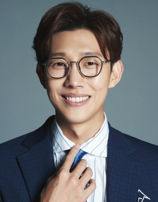 Actor Kang Ki-young, 35, made sure to announce his face through TVN Why Secretary Kim Will Do It, which last month ended.Kang Ki-young, who played Park Seo-joon (played by Lee Young-joon), a close friend of Park Yoo-sik, claimed to be a cupid that connects Young-joon and Smile (played by Park Min-young), and was loved by viewers with Park Seo-joon and extraordinary chemistry.Kang Ki-young, who constantly plays his role in his works such as Oh My Ghost, National Federation of State High School Asso King, Not a Robot, Seven Days Queen.Kang Ki-young is an expectation of the anbang theater that is growing up showing a pleasant acting grammar that gives excitement to viewers, so it is regrettable that the modifier to express him is luxury supporting.Of course, his pleasant, fluttering performance was not a big deal. Kang Ki-young went out of the university door and grew up as an actor himself.It was a drug for him to go through a terrible obscure life while appearing in theater activities and 30 CFs.At that time, Records of the Grand Historian was also hit and there was a difficult time, so there is a picture of Kang Ki-young now.It was so hard to know how to become an actor after taking the first step into society.I was taking a lot of commercials as a public model, but the entertainment department first called and went into the company.After (laughing), the company came out, and there were trial and error, and there were managers who recommended plastic surgery, and they experienced places like Records of the Grand Historian.I was hurt so much that I felt the strong feeling of Let me deceive you in the bar. The turning point for him was the National Federation of State High School Asso King. Unexpected coincidences gave him a chance.Kang Ki-young said, I was working part-time at the cafe and there were people who talked about High School King.When I heard about it, I went into the audition with an ice hockey costume and a big opportunity came. In the big and small crises and opportunities. In the irony of the times, Kang Ki-young learned how to be satisfied and grateful for small things without impatience.It was like what novelist Haruki Murakami called the small-scale—and in the end his choice was right.Why would Secretary Kim do that? was an opportunity for viewers to recognize the value of actor Kang Ki-young.Im an actor on a mission, and I have to make fun of my role somehow, and I cant be fun because of the way you call me with that sense of duty.I tried to increase the original Webtoon role and synchro rate, and after many people praised me for being really similar, I was more confident and ad-lib.It was the ambassadors such as Young Jun Lees Owner, Young Jun, Wedding Sexy Bulldozer, and wedding pitch in the play.It has become a big asset that I have had to perform ad-lib continuously for 15 seconds while doing advertising model for the past five years.In that sense, Kang Ki-young wants to resemble Jo Jung-suk, who shows acting that breaks the existing acting grammar and fumbles.Jo Jung-suk is a very flexible actor. Hes a lot of imitations because he wants to look like him.If theres a difference between me and you, Im going to put it in and save it, and youre going to save the old line like Adlib, and your acting is much more difficult and great.The experience of playing with my brother in Oh My Ghost was so precious. His acting never stopped me from laughing.When I asked him, Have you forgotten the ambassador? He hesitated, he said, No, this is acting.Were acting together, and youre the best, so we can forget, Is this acting or is it real?Just as Jo Jung-suk, a musical star, rose to stardom with his rich acting in the film Introduction to Architecture, Kang Ki-young will also focus on what can be done for the time being.If you do that, you believe that someday you will have a chance.I used to be in a great acting, and I dreamt of being an actor, following Yoo Ji-taes Old Boy.Im afraid Im getting sick from the recurrent licorice smoke. But if youre true to reality, youll get a chance.If you make a stop, youll get another chance. Ive already been impatient and bothered myself, so I dont do it now and I want to do my best to give myself the opportunity.Photos
