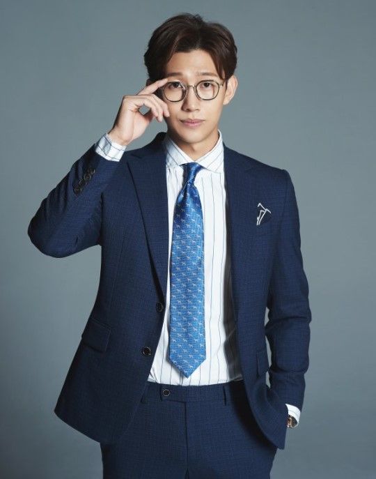 Actor Kang Ki-young, 35, made sure to announce his face through TVN Why Secretary Kim Will Do It, which last month ended.Kang Ki-young, who played Park Seo-joon (played by Lee Young-joon), a close friend of Park Yoo-sik, claimed to be a cupid that connects Young-joon and Smile (played by Park Min-young), and was loved by viewers with Park Seo-joon and extraordinary chemistry.Kang Ki-young, who constantly plays his role in his works such as Oh My Ghost, National Federation of State High School Asso King, Not a Robot, Seven Days Queen.Kang Ki-young is an expectation of the anbang theater that is growing up showing a pleasant acting grammar that gives excitement to viewers, so it is regrettable that the modifier to express him is luxury supporting.Of course, his pleasant, fluttering performance was not a big deal. Kang Ki-young went out of the university door and grew up as an actor himself.It was a drug for him to go through a terrible obscure life while appearing in theater activities and 30 CFs.At that time, Records of the Grand Historian was also hit and there was a difficult time, so there is a picture of Kang Ki-young now.It was so hard to know how to become an actor after taking the first step into society.I was taking a lot of commercials as a public model, but the entertainment department first called and went into the company.After (laughing), the company came out, and there were trial and error, and there were managers who recommended plastic surgery, and they experienced places like Records of the Grand Historian.I was hurt so much that I felt the strong feeling of Let me deceive you in the bar. The turning point for him was the National Federation of State High School Asso King. Unexpected coincidences gave him a chance.Kang Ki-young said, I was working part-time at the cafe and there were people who talked about High School King.When I heard about it, I went into the audition with an ice hockey costume and a big opportunity came. In the big and small crises and opportunities. In the irony of the times, Kang Ki-young learned how to be satisfied and grateful for small things without impatience.It was like what novelist Haruki Murakami called the small-scale—and in the end his choice was right.Why would Secretary Kim do that? was an opportunity for viewers to recognize the value of actor Kang Ki-young.Im an actor on a mission, and I have to make fun of my role somehow, and I cant be fun because of the way you call me with that sense of duty.I tried to increase the original Webtoon role and synchro rate, and after many people praised me for being really similar, I was more confident and ad-lib.It was the ambassadors such as Young Jun Lees Owner, Young Jun, Wedding Sexy Bulldozer, and wedding pitch in the play.It has become a big asset that I have had to perform ad-lib continuously for 15 seconds while doing advertising model for the past five years.In that sense, Kang Ki-young wants to resemble Jo Jung-suk, who shows acting that breaks the existing acting grammar and fumbles.Jo Jung-suk is a very flexible actor. Hes a lot of imitations because he wants to look like him.If theres a difference between me and you, Im going to put it in and save it, and youre going to save the old line like Adlib, and your acting is much more difficult and great.The experience of playing with my brother in Oh My Ghost was so precious. His acting never stopped me from laughing.When I asked him, Have you forgotten the ambassador? He hesitated, he said, No, this is acting.Were acting together, and youre the best, so we can forget, Is this acting or is it real?Just as Jo Jung-suk, a musical star, rose to stardom with his rich acting in the film Introduction to Architecture, Kang Ki-young will also focus on what can be done for the time being.If you do that, you believe that someday you will have a chance.I used to be in a great acting, and I dreamt of being an actor, following Yoo Ji-taes Old Boy.Im afraid Im getting sick from the recurrent licorice smoke. But if youre true to reality, youll get a chance.If you make a stop, youll get another chance. Ive already been impatient and bothered myself, so I dont do it now and I want to do my best to give myself the opportunity.Photos