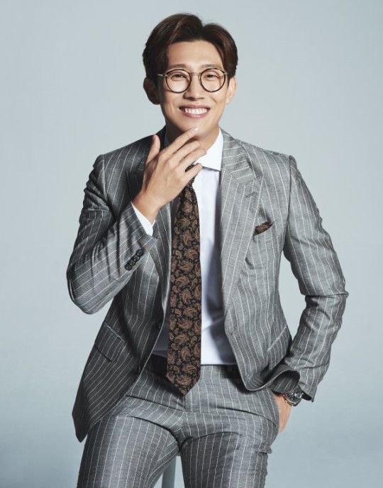 Actor Kang Ki-young, 35, made sure to announce his face through TVN Why Secretary Kim Will Do It, which last month ended.Kang Ki-young, who played Park Seo-joon (played by Lee Young-joon), a close friend of Park Yoo-sik, claimed to be a cupid that connects Young-joon and Smile (played by Park Min-young), and was loved by viewers with Park Seo-joon and extraordinary chemistry.Kang Ki-young, who constantly plays his role in his works such as Oh My Ghost, National Federation of State High School Asso King, Not a Robot, Seven Days Queen.Kang Ki-young is an expectation of the anbang theater that is growing up showing a pleasant acting grammar that gives excitement to viewers, so it is regrettable that the modifier to express him is luxury supporting.Of course, his pleasant, fluttering performance was not a big deal. Kang Ki-young went out of the university door and grew up as an actor himself.It was a drug for him to go through a terrible obscure life while appearing in theater activities and 30 CFs.At that time, Records of the Grand Historian was also hit and there was a difficult time, so there is a picture of Kang Ki-young now.It was so hard to know how to become an actor after taking the first step into society.I was taking a lot of commercials as a public model, but the entertainment department first called and went into the company.After (laughing), the company came out, and there were trial and error, and there were managers who recommended plastic surgery, and they experienced places like Records of the Grand Historian.I was hurt so much that I felt the strong feeling of Let me deceive you in the bar. The turning point for him was the National Federation of State High School Asso King. Unexpected coincidences gave him a chance.Kang Ki-young said, I was working part-time at the cafe and there were people who talked about High School King.When I heard about it, I went into the audition with an ice hockey costume and a big opportunity came. In the big and small crises and opportunities. In the irony of the times, Kang Ki-young learned how to be satisfied and grateful for small things without impatience.It was like what novelist Haruki Murakami called the small-scale—and in the end his choice was right.Why would Secretary Kim do that? was an opportunity for viewers to recognize the value of actor Kang Ki-young.Im an actor on a mission, and I have to make fun of my role somehow, and I cant be fun because of the way you call me with that sense of duty.I tried to increase the original Webtoon role and synchro rate, and after many people praised me for being really similar, I was more confident and ad-lib.It was the ambassadors such as Young Jun Lees Owner, Young Jun, Wedding Sexy Bulldozer, and wedding pitch in the play.It has become a big asset that I have had to perform ad-lib continuously for 15 seconds while doing advertising model for the past five years.In that sense, Kang Ki-young wants to resemble Jo Jung-suk, who shows acting that breaks the existing acting grammar and fumbles.Jo Jung-suk is a very flexible actor. Hes a lot of imitations because he wants to look like him.If theres a difference between me and you, Im going to put it in and save it, and youre going to save the old line like Adlib, and your acting is much more difficult and great.The experience of playing with my brother in Oh My Ghost was so precious. His acting never stopped me from laughing.When I asked him, Have you forgotten the ambassador? He hesitated, he said, No, this is acting.Were acting together, and youre the best, so we can forget, Is this acting or is it real?Just as Jo Jung-suk, a musical star, rose to stardom with his rich acting in the film Introduction to Architecture, Kang Ki-young will also focus on what can be done for the time being.If you do that, you believe that someday you will have a chance.I used to be in a great acting, and I dreamt of being an actor, following Yoo Ji-taes Old Boy.Im afraid Im getting sick from the recurrent licorice smoke. But if youre true to reality, youll get a chance.If you make a stop, youll get another chance. Ive already been impatient and bothered myself, so I dont do it now and I want to do my best to give myself the opportunity.Photos