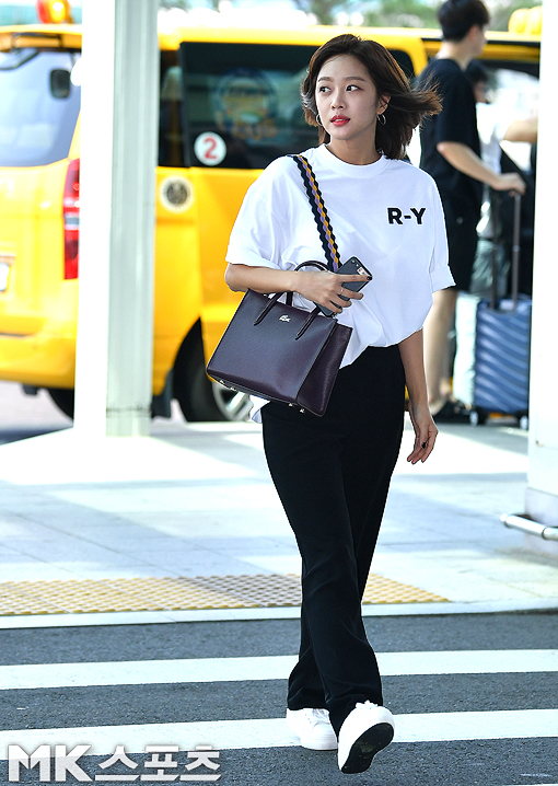 Actor Jo Bo-ah left for Malaysia Kuala Lumpur on the 5th day of the photo shoot through the Incheon International Airport Terminal #2.Actor Jo Bo-ah is heading to the departure hall.