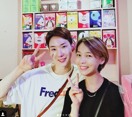 Singer Jo Kwon met his best friend Sunye ahead of his enlistment.Jo Kwon posted a photo on his Instagram account on Saturday afternoon, drawing attention with a two-shot shot taken with Sunye, a former JYP Entertainment family member and Wonder Girls.The two people in the photo are posing V with a bright smile. They show off their unchanging friendship and bring warmth.Jo Kwon said, 17 years friend, and left a message saying, I am glad I can meet you before I go.Jo Kwon joins the Army on Active Duty on Thursday, planning to quietly enter the hospital without much event.