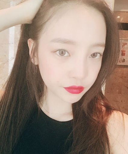 Goo Hara reveals a moody selfieGoo Hara posted a picture on her instagram on August 4 with an article entitled Burning.The photo shows Goo Hara in a black sleeveless outfit, with Dreamy eyes and white skin catching the eye.kim myeong-mi