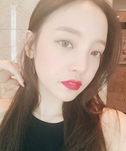 Goo Hara reveals a moody selfieGoo Hara posted a picture on her instagram on August 4 with an article entitled Burning.The photo shows Goo Hara in a black sleeveless outfit, with Dreamy eyes and white skin catching the eye.kim myeong-mi