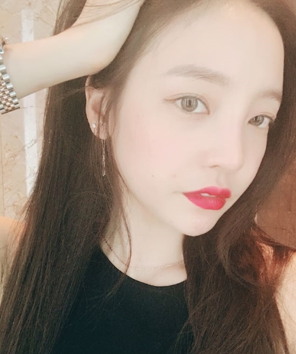 Goo Hara reveals a moody selfieGoo Hara posted a picture on her instagram on August 4 with an article entitled Burning.The photo shows Goo Hara in a black sleeveless outfit, with Dreamy eyes and white skin catching the eye.kim myeong-mi