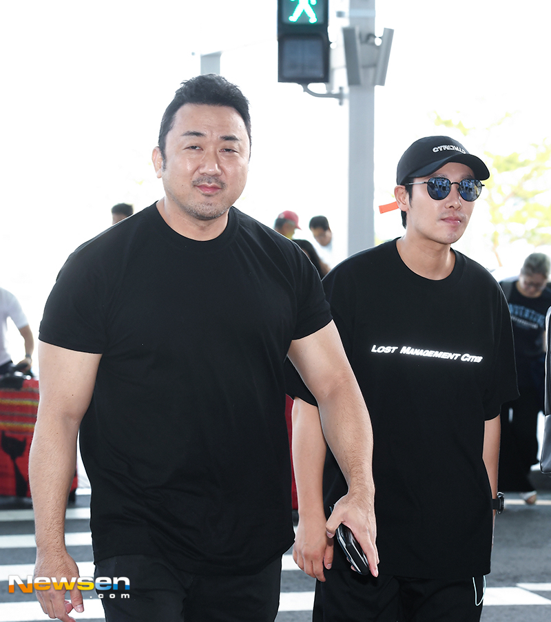 The film With God - Causal kite team departed for Taiwan with an airport fashion through the International Airport Terminal # 2 on August 5th, an overseas promotion and Asian junket car.Actor Ma Dong-Seok and Kim Dong-wook are heading to the departure hall.yun da-hee