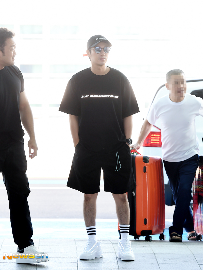 The film With God - Causal kite team departed for Taiwan with an airport fashion through the International Airport Terminal # 2 on August 5th, an overseas promotion and Asian junket car.Actor Kim Dong-wook is heading to the departure hall on the day.yun da-hee