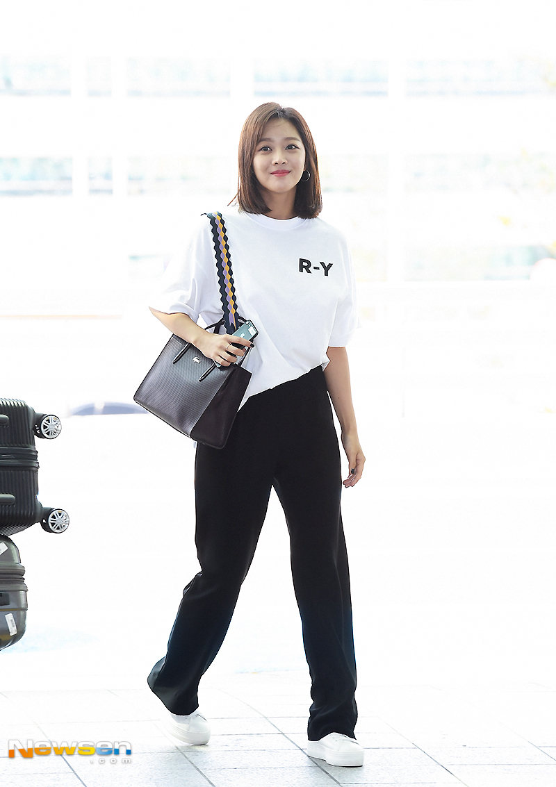 Actor Jo Bo-ah left for Malaysia Kuala Lumpur on August 5th, showing airport fashion through Incheon International Airport Terminal # 2 on the morning of fashion magazine shooting car.Jo Bo-ah is heading to the departure hall on the day.yun da-hee