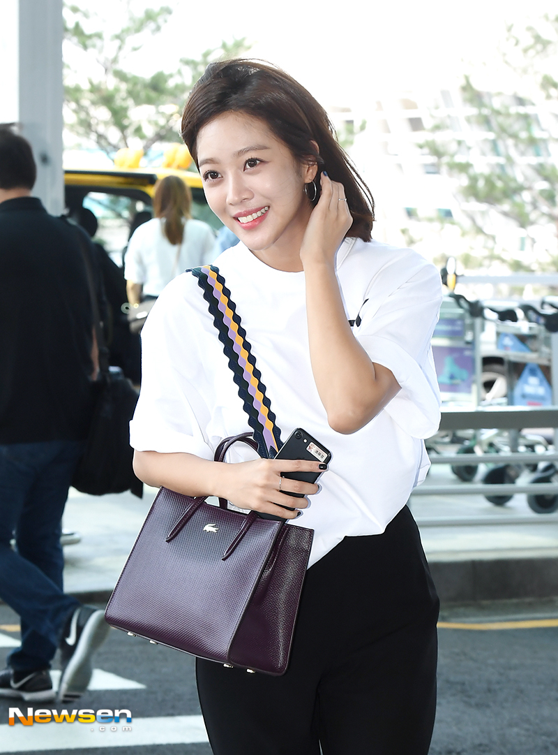 Actor Jo Bo-ah left for Malaysia Kuala Lumpur on August 5th, showing airport fashion through Incheon International Airport Terminal # 2 on the morning of fashion magazine shooting car.Jo Bo-ah is heading to the departure hall on the day.yun da-hee