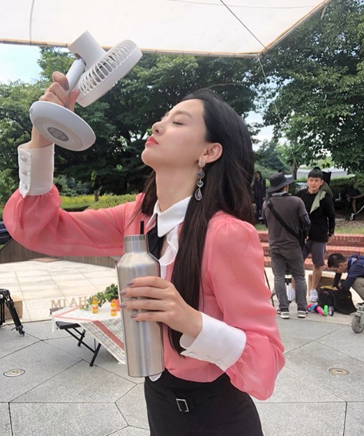 Lee Joo-yeon shows off his beautiful looks on setActor Lee Joo-yeon posted three photos on his instagram on August 5 with an article entitled Is not it too hot?Lee Joo-yeon in the public photo is cooling the heat with a portable fan in the shooting atmosphere.Beautiful looks from Lee Joo-yeon, who is tireless even in the hot weather, robs the eye.park ah-reum