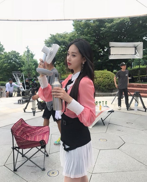 Lee Joo-yeon shows off his beautiful looks on setActor Lee Joo-yeon posted three photos on his instagram on August 5 with an article entitled Is not it too hot?Lee Joo-yeon in the public photo is cooling the heat with a portable fan in the shooting atmosphere.Beautiful looks from Lee Joo-yeon, who is tireless even in the hot weather, robs the eye.park ah-reum