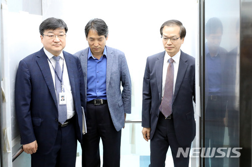【서울=뉴시스】전진환 기자 = ‘드루킹 댓글 조작 의혹’사건을 수사하는 특별검사팀(특검팀) 허익범 특검이 지난달 6일 오후 서울 서초구 특검 사무실 브리핑실에서 브리핑을 마치고 승강기에 오르고 있다.   허익범(오른쪽부터) 특검, 김대호, 최득신 특검. 2018.07.06. amin2@newsis.com