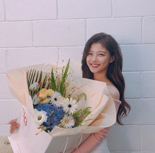 Actor Kim Yoo-jung delivered his latest news with a smile released by the sea.Thank you, Im healthier and Im laughing more and more, and Ill see you more often soon, Kim said on his Instagram account on Wednesday.Thank you for waiting. The photo shows Kim Yoo-jung smiling brightly with a large bouquet of flowers. A cool smile makes even those who see it smile.In February, Kim Yoo-jung was diagnosed with hypothyroidism and focused on treatment. Currently, he is preparing to shoot JTBC drama Once Clean Hot.