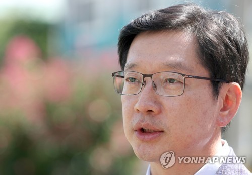 김경수 지사, 특검 관련 입장표명  (김해=연합뉴스) 김동민 기자 = 김경수 경남도지사가 3일 오후 김해시 주촌면 무더위 쉼터를 방문해 특검과 관련된 입장표명을 하고 있다. 2018.8.3  image@yna.co.kr  (끝)